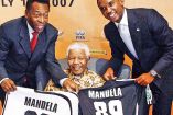 O'Rei, con Nelson Mandela y Samuel Eto’o, en Sudáfrica. Fotos: Archivo Excélsior y AFP.