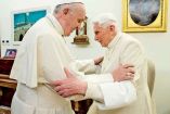 En noviembre de 2020, el papa Francisco (izq.) se reunió con su antecesor, el emérito Benedicto XVI en el Vaticano, para la ceremonia de instalación de 13 cardenales. Foto: Reuters.