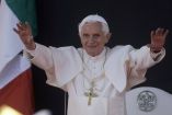 El cuerpo de Joseph Ratzinger yace en un catafalco cubierto por una tela dorada