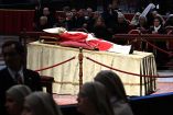 Cambian normas para elegir vestiduras con las que será enterrado Benedicto XVI