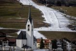 Las comunidades en Suiza se han estado quedando sin nieve debido a las altas temperaturas. (AFP)