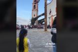 Un hombre que se quedó impactado mirando hacia los voladores