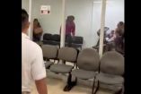 Un turista se enfrentó a los oficiales de migración en el Aeropuerto de Cancún.