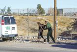 Un agente de la Patrulla Fronteriza escolta a un migrante en El Paso, Texas. Foto: Reuters.