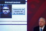 AMLO en su conferencia y la foto de Ovidio Guzmán detenido