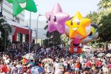 Cientos de familias se reunieron desde temprana hora en la Costera Miguel Alemán para presenciar el desfile de personajes gigantes. La gobernadora Evelyn Salgado, dio el banderazo de arranque. Foto: Cuartoscuro y Rolando Aguilar.