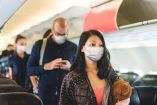 Personas en un avión con cubrebocas