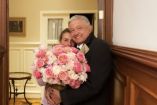 AMLO y Beatriz Gutiérrez Müller con un ramo de flores