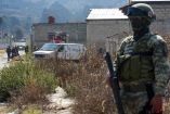 Militares y policías frente a una casa en una localidad del Estado de México