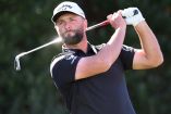 Jon Rahm tras realizar un birdie.