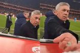 Carlo Ancelotti regala chicle a un aficionado.