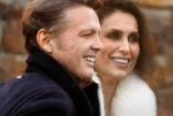 Luis Miguel con saco negro junto a Paloma Cuevas con abrigo blanco sonriendo