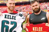 Travis Kelce (izquierda), ala cerrada de los Jefes de Kansa City y Jason Kelce (derecha), centro de las Águilas de Filadelfia.