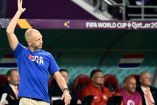 El técnico Gregg Berhalter alza su mano derecha