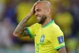 Dani Alves lamenta una falla.