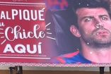 Anuncio con rostro de Gerard Piqué y chicles pegados 