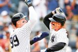 Jugadores de los Yankees de Nueva York festejan una carrera durante un juego de la temporada pasada en Grandes Ligas.