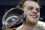 Tom Brady, jugador de la NFL, sosteniendo trofeo del Super Bowl