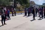 Alumnos bloquean ambos sentidos de la Autopista del Sol