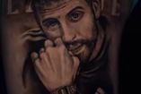 Tatuaje de Gerard Piqué con mano en mentón; reloj Casio en muñeca y Twingo abjo