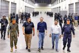 El presidente salvadoreño Nayib Bukele recorre el Centro de Confinamiento del Terrorismo en Tecoluca, juanto a algunos colaboradores.
