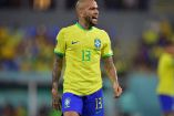 Dani Alves jugando con Brasil.