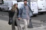 Clara Chía y Gerard Piqué tomados de la mano caminando