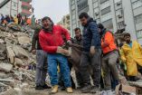 Rescatistas y voluntarios recuperan el cuerpo de una persona tras terremoto en Turquía