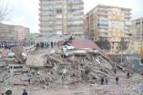 Rescatistas en un edificio colapsado en Turquía por el terremoto de 7.8