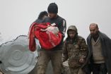 Un hombre carga a su bebé muerto tras terremoto en Siria y lo siguen dos hombres