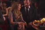 Jennifer Lopez hablando con Ben Affleck en Premios Grammy 2023