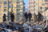 Un hombre camina por una calle entre ruinas y escombros por terremoto en Turquía