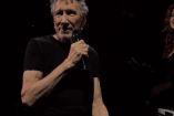Roger Waters con playera y pantalón negro; micrófono en mano