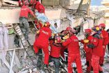 Expertos hacen maniobras de rescate en edificio derrumbado tras sismo en Turquía