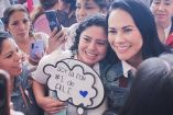 Alejandra del Moral con la gente que la apoya