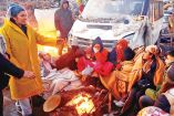 Sobrevivientes al sismo en Turquía tratan de entrar en calor alrededor de una fogata improvisada en la zona del desastre.