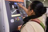 Usuaria del Metro recarga su tarjeta de Movilidad Integrada.