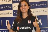 Sofía Álvarez con el jersey del Besiktas.