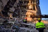 Equipos de rescate en un edificio colapsado en Turquía por el terremoto