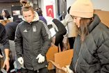 Sofía Álvarez, a la derecha de la imagen, realiza labores de acopio en la sede del Besiktas Femenil, en donde reciben víveres para los afectados por el terremoto.