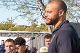 Dak Prescott, quarterback de los Vaqueros de Dallas, dando un discurso frente a una comunidad en Phoenix, Arizona.