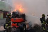 Máquina incendiándose en avenida Tláhuac.