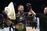 El peleador mexicano Yair Pantera Rodríguez grita de júbilo tras conseguir el campeonato de peso pluma en el UFC.