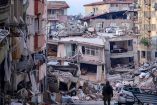 Un militar camina por una calle entre edificios destruidos en Turquía por el terremoto