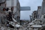 Dos personas trabajando en una zona de escombros en Siria por el terremoto