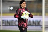 Guillermo Ochoa en el calentamiento.
