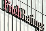 Fachada de un edificio con el nombre de la calificadora Fitch Ratings.
