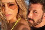 Jennifer Lopez con lentes oscuros y traje de baño amariilo; Ben Affleck atrás de ella