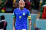 Dani Alves con la playera de Brasil