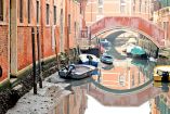 Así luce uno de los canales de Venecia, golpeados por la baja marea que también perjudicó la realización del turístico carnaval. Foto: Reuters